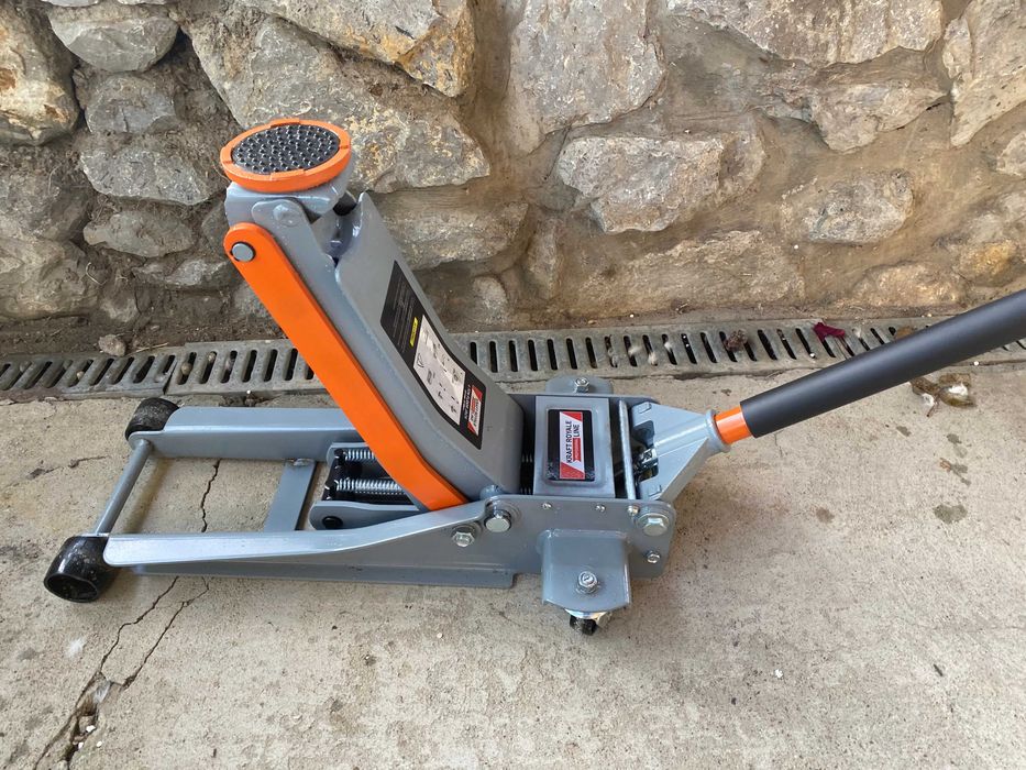 Cric hidraulic 4 tone robust pentru auto pret 749 lei