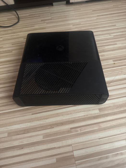 Xbox 360 + 2 джойстика + 4 игри – Готов за игра!