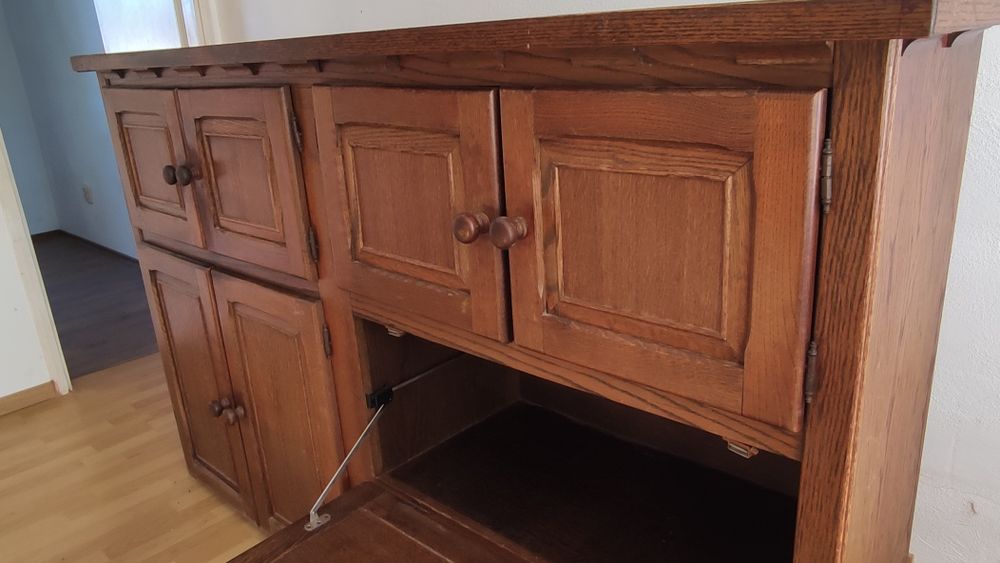 Стар масивен шкаф