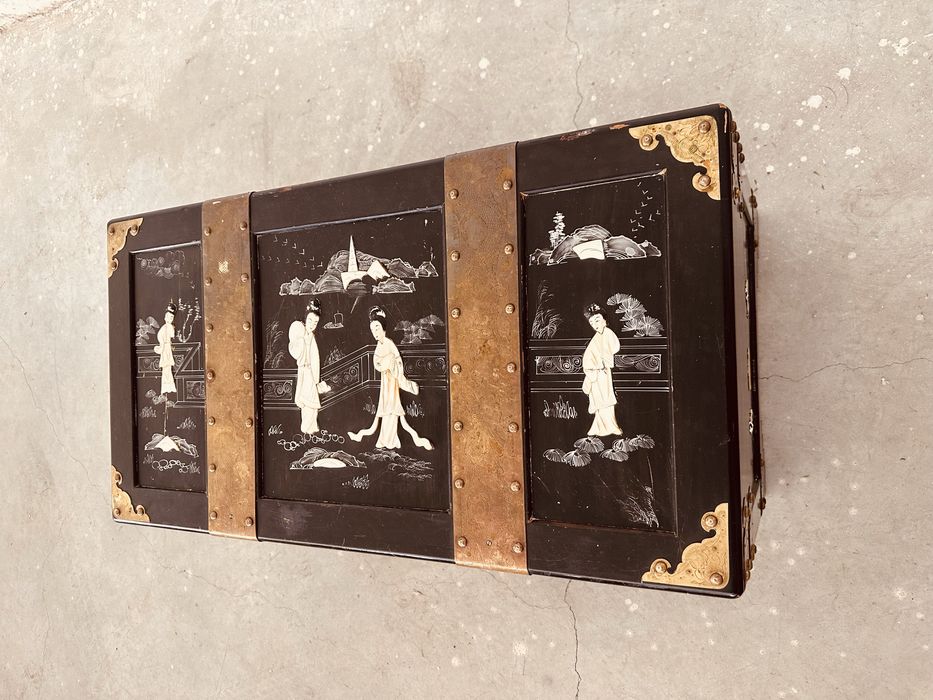 Камфоров сандък в стил Chinoiserie – масивно дърво, месингов обков