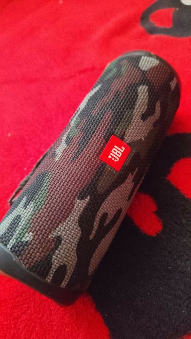 Vând boxa JBL flip 5 se aude foarte bine și nu are niciun defect