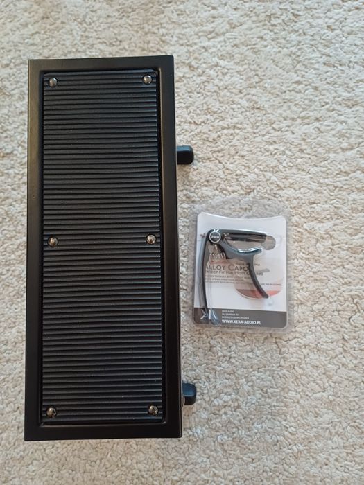 Chitara cu husa, suport de picior și suport partitura, ca noi