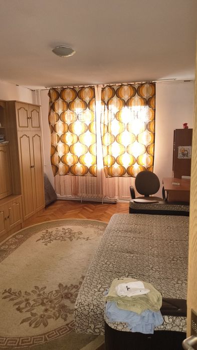 Închiriez apartament cu trei camere de Untold...6..8 persoane...la 10 min de mers pe jos