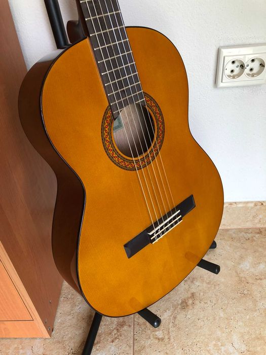Chitara Yamaha C40; Acustica Clasica Nylon 4/4 cu Stativ si Corzi extra