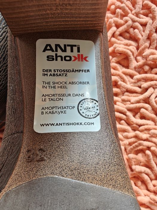 Туфли шоколадные на каблуке новые.