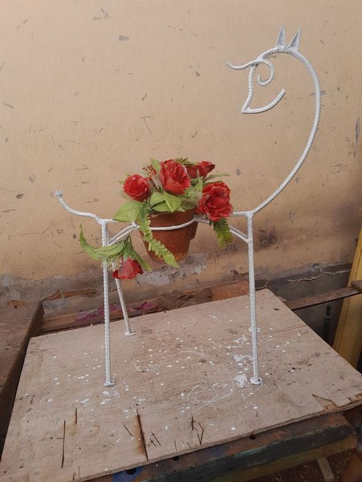 Темирдан ясалган гул куйадиган буюмлар сотилади