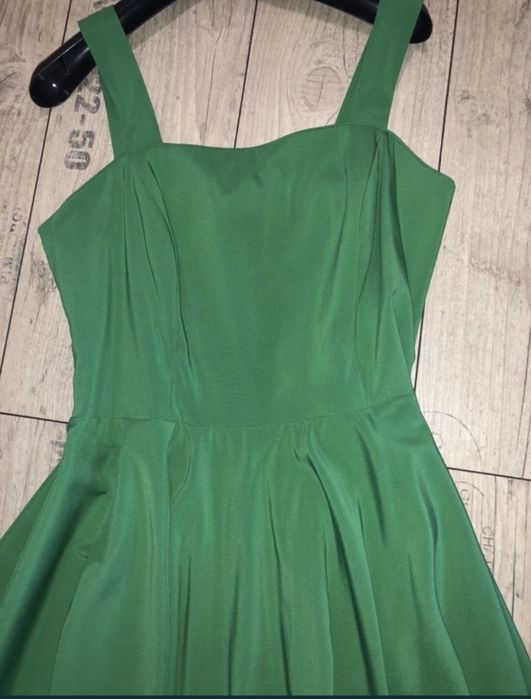 Зелена красива Рокля