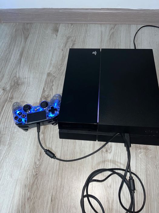 Vand PS4 cu un controler
