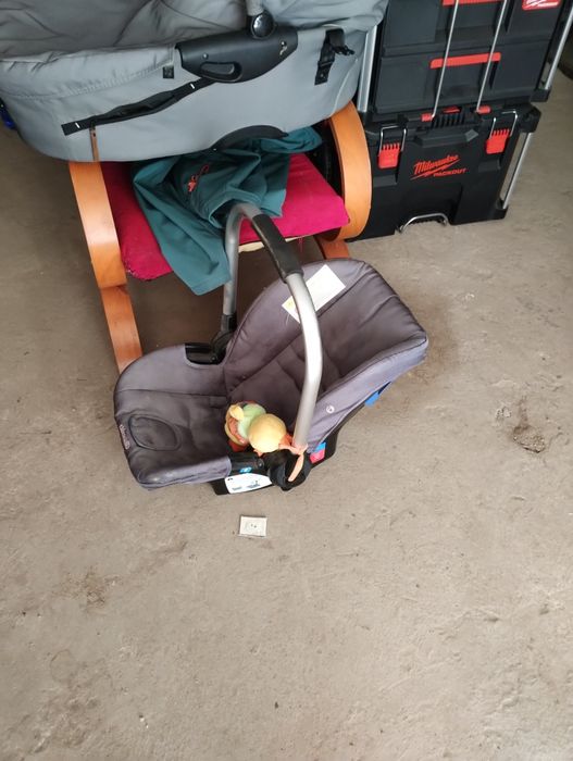 Продавам Детска количка с три аксесоара към нея