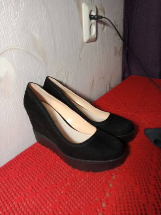 Продам чёрные замшевые туфли