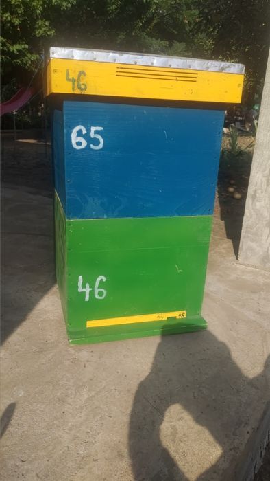 Vând cutii albine (stupi)