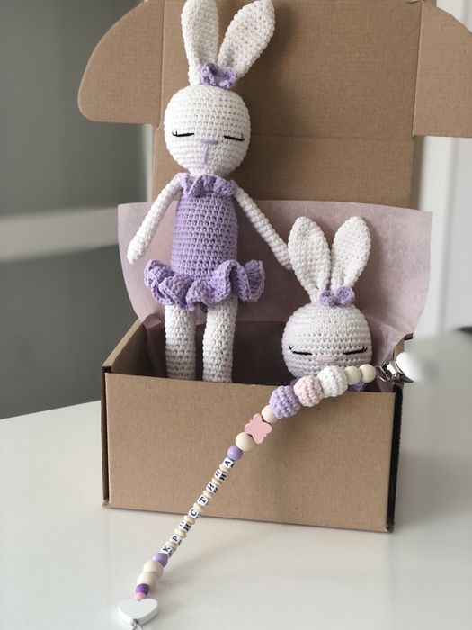 Ръчно плетени дрънкалки, клипс за биберон, зайки