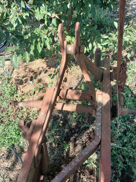 Vând plug agricol cu 2 cormane, adus