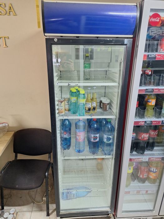 Vând vitrină frigorifica si rafturi