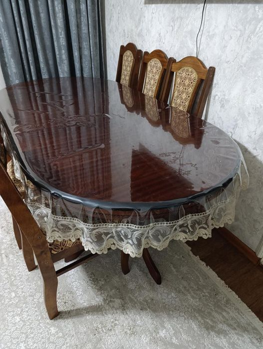 Стол стулья скатерт