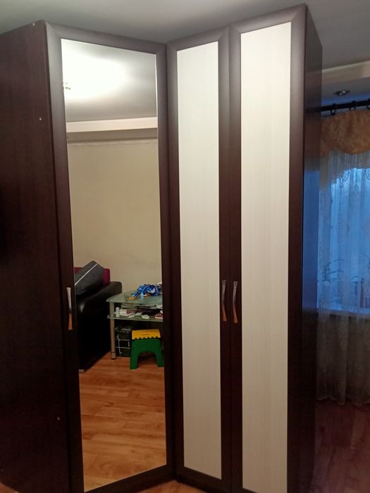 Шкаф угловой продам.
