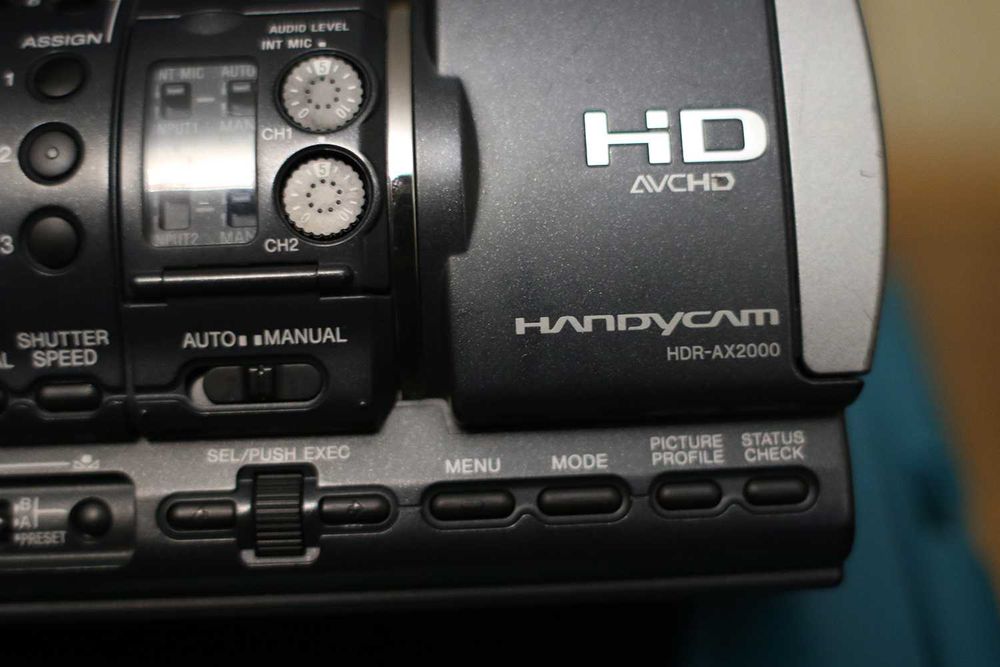 Профессиональня видеокамера Sony HDR-AX2000