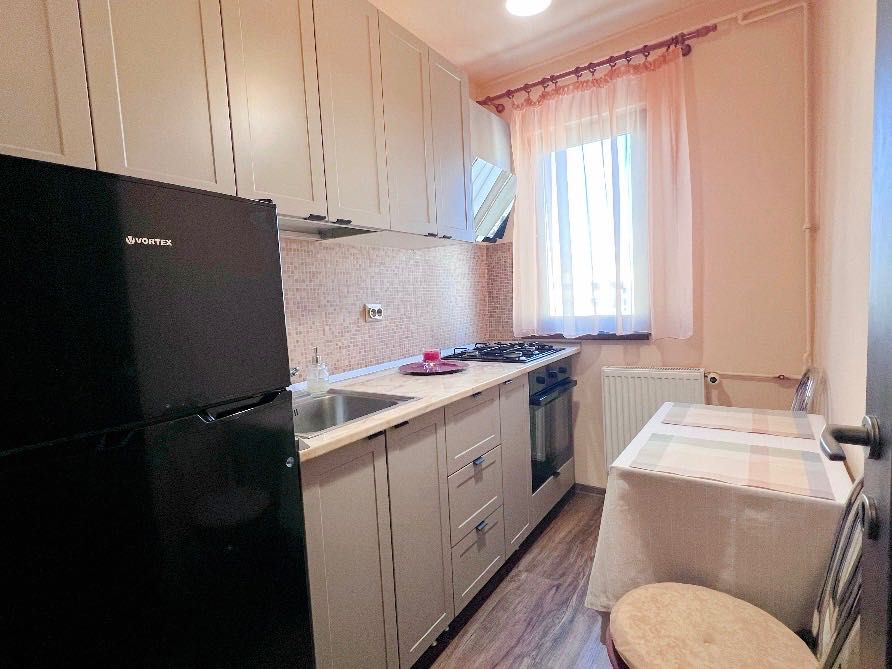 OCAZIE! Garsonieră spațioasă 42 mp,, decomandată și renovată recent, intersecția Titan, 2 min. metrou Titan și 2 min. parcul IOR. Direct proprietar.