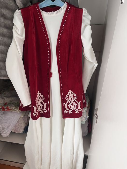 абайка и белая платья