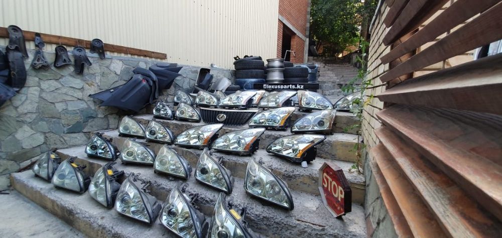 Фары на Lexus RX330.