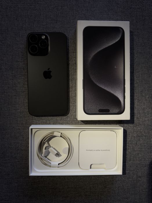 Продавам iPhone 15 Pro Max 1TB в цвят Black Titanium.