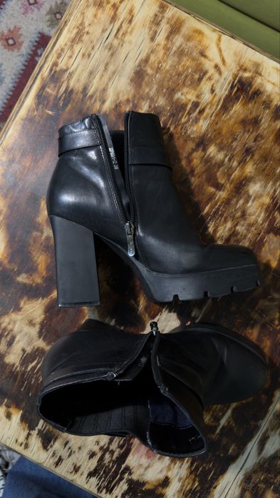 Продаю ботильоны на платформе :)