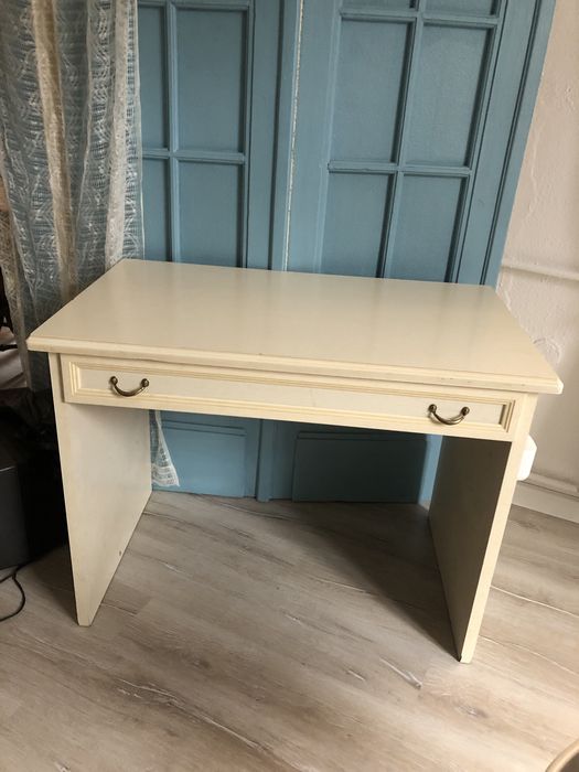 Продавам Бюро / детско , цвят слонова кост