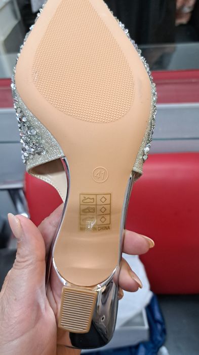 Продам босоножки