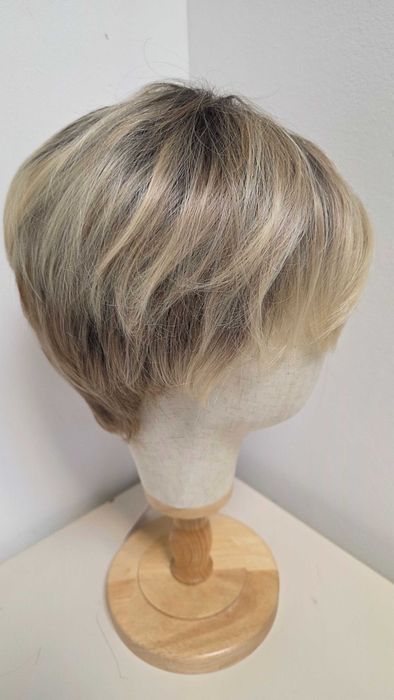 Perucă Haircube scurtă pixie blond cenușiu cu rădăcini închise – nouă