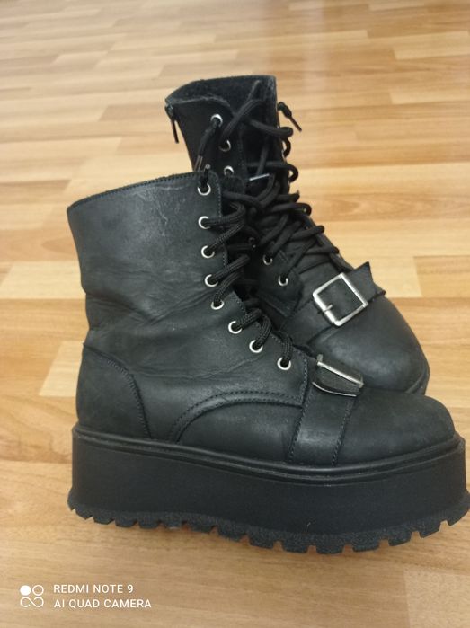 Încălțăminte purtata foarte puțin