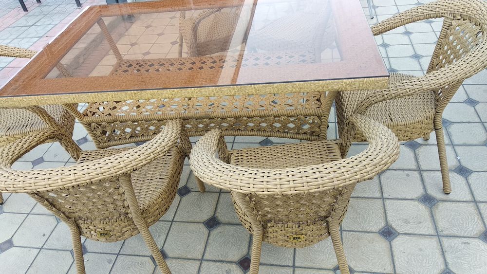 Ratan toʻqilgan  stol stul mahsulotlari.