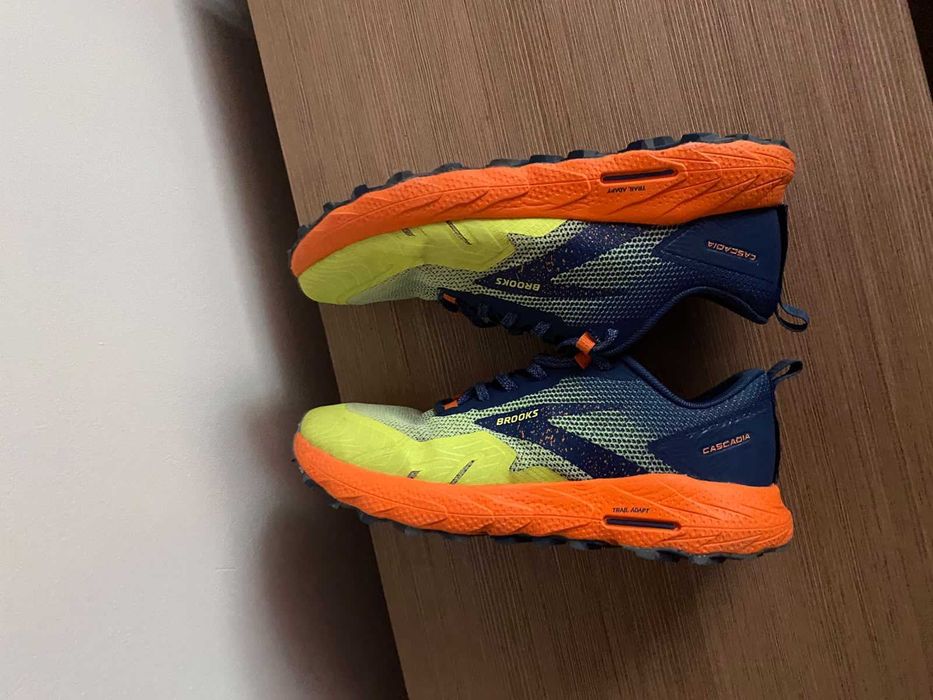 adidasi alergare montana/trail brooks cascadia 17