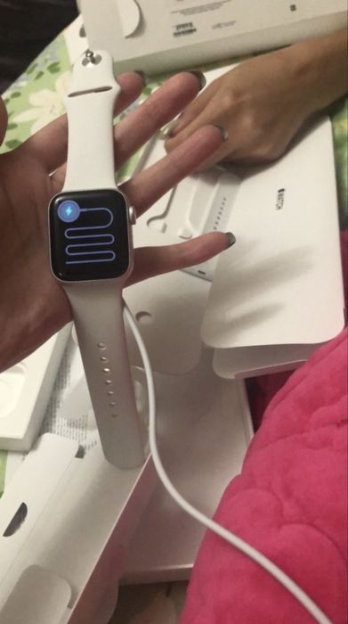 Продам Apple Watch SE 40 мм серебристый