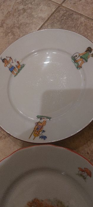 Продавам 4 бр.чиний детски порцелан.