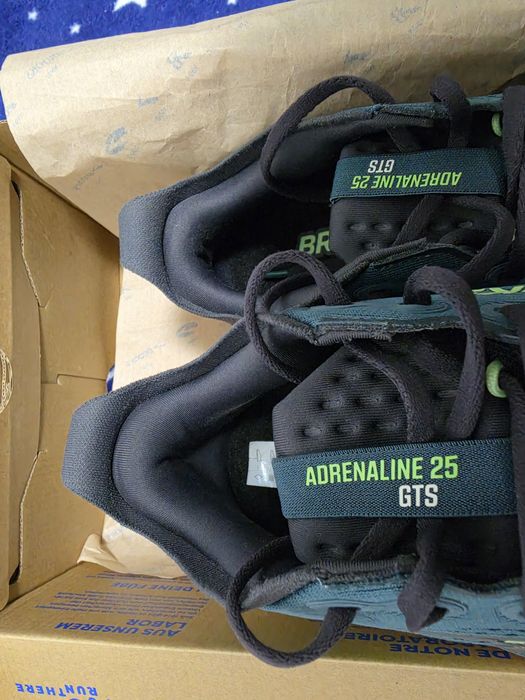Adidași/pantofi alergare Brooks Adrenaline GTS 25, marime 45 ( 29 cm ), medium D, ultimul model, stare foarte bună !