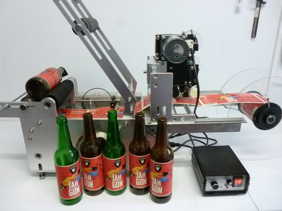 Masina etichetare sticle bere