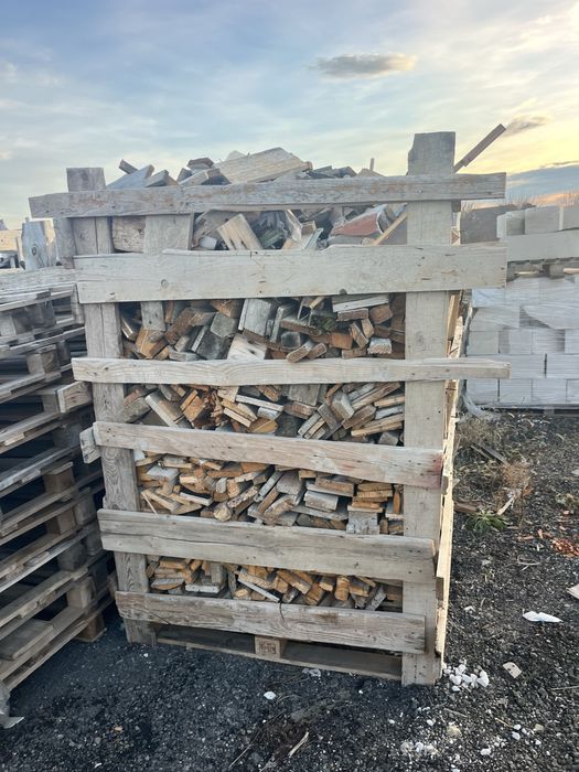 Lemn foc paletizat din deseuri constructii.
