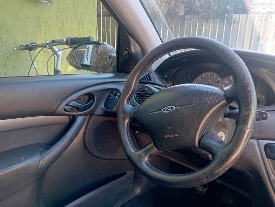 Vând Ford focus 1 6