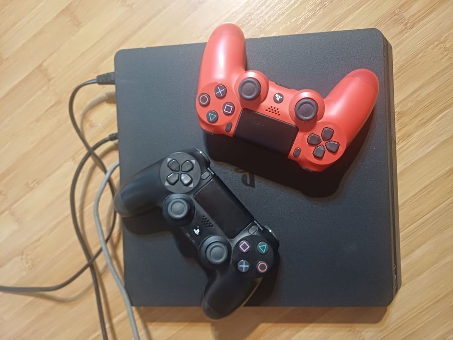 PS4 Slim + 2 Controllere + 2 Jocuri – Stare Foarte Bună