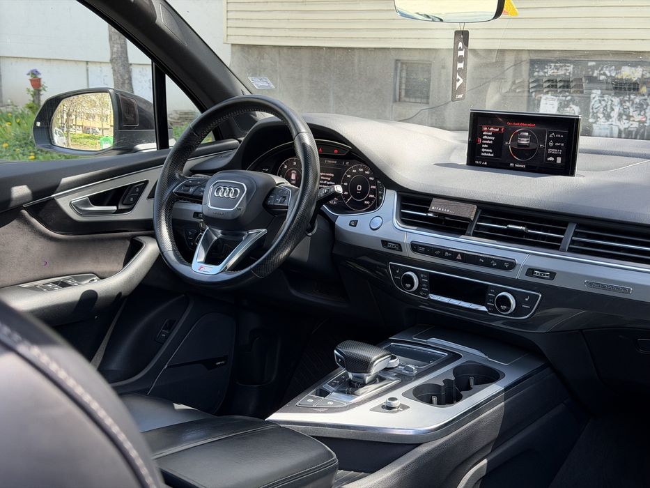 Audi Q7 etron S- line / MATRIX