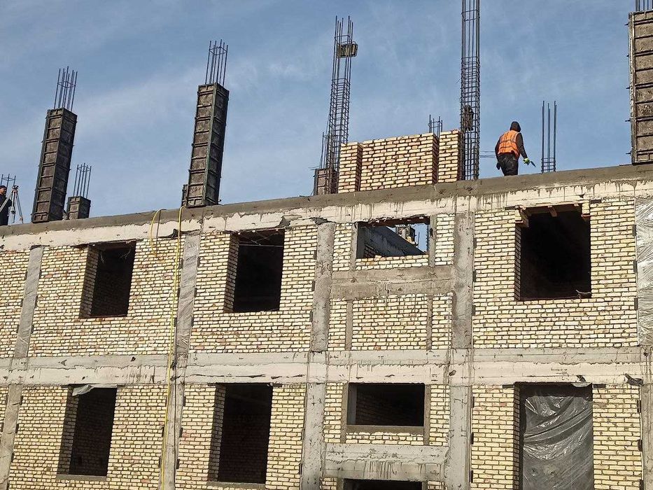 Продаются квартиры и магазины в центре Кагана вдоль дороги.