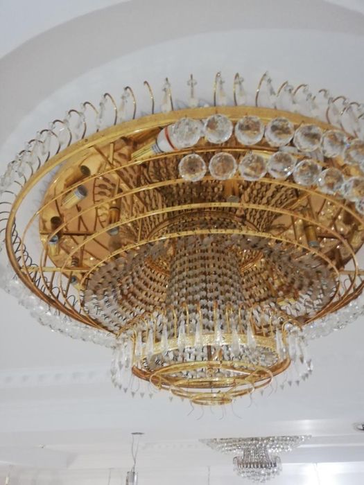 Большая хрустальная люстра