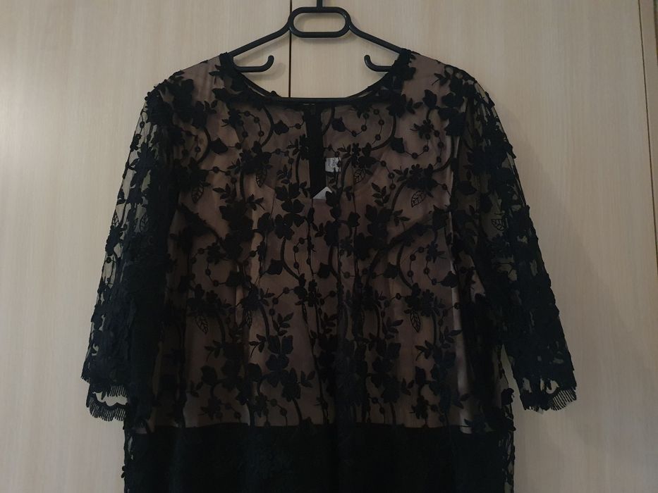 Дамска черна рокля с дантела