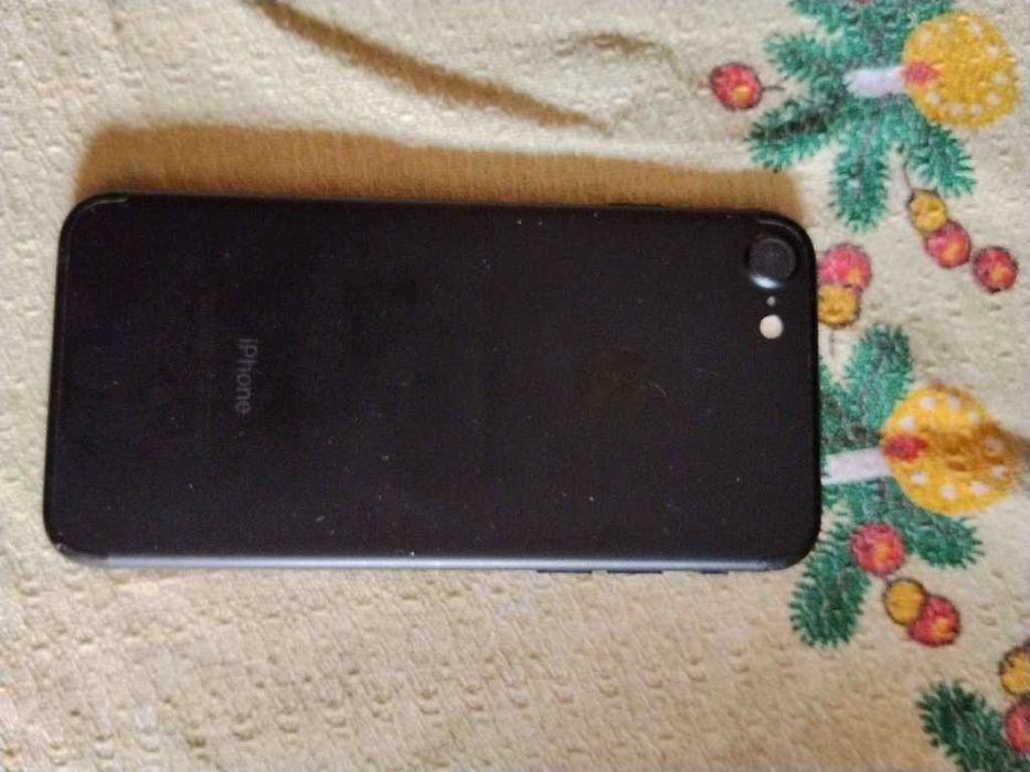 Продавам iPhone 7, 32GB памет, в цвят Matte Black. Телефонът е в супер състояние, без счупено или пукнато