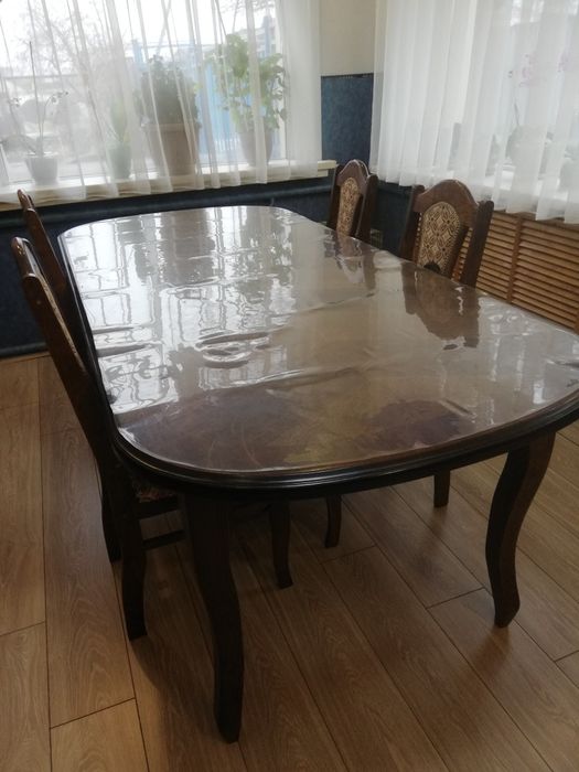 Продаю обеденный стол со стульями