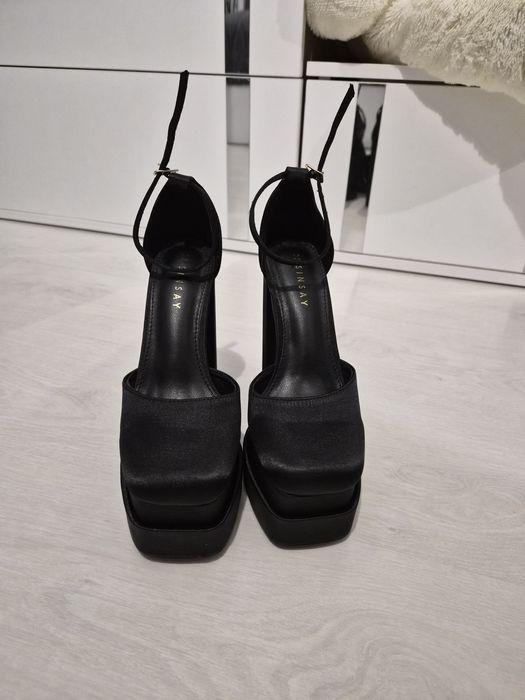 Дамски обувки с платформа и висок ток