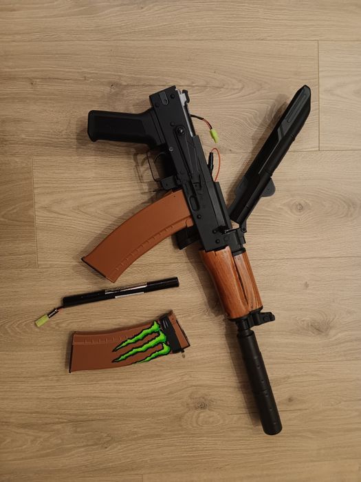 airsoft AK-74 U със заглушител.
