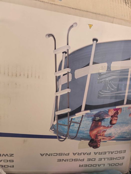 Продавам стълба за басейн