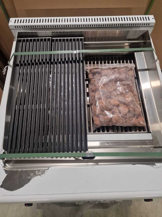 Gratar,Grill gaz cu roca vulcanica si placa striata si suport inchis