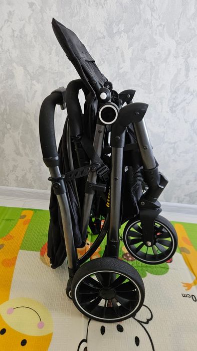 Всесезонная прогулочная коляска